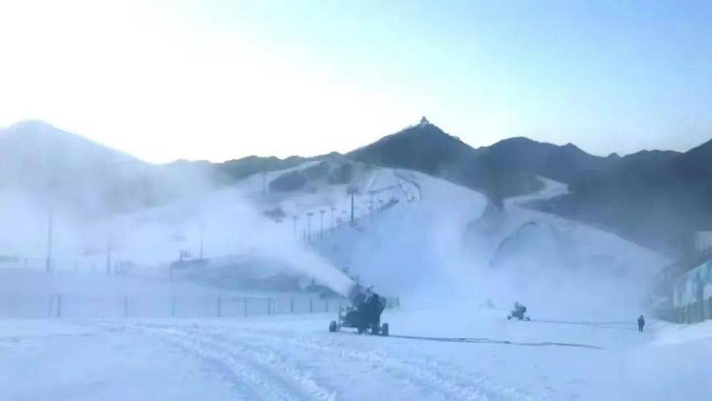 抓住滑雪季的“尾巴”，京郊滑雪场持续造雪迎客