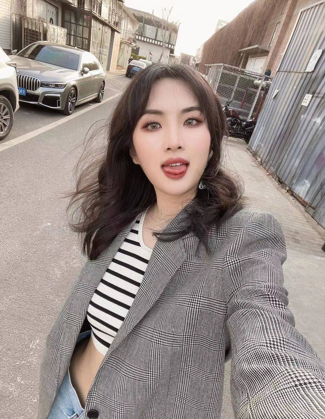 华为公主姚安娜晒开工照露小蛮腰秀大长腿烟熏妆太重长相显凶