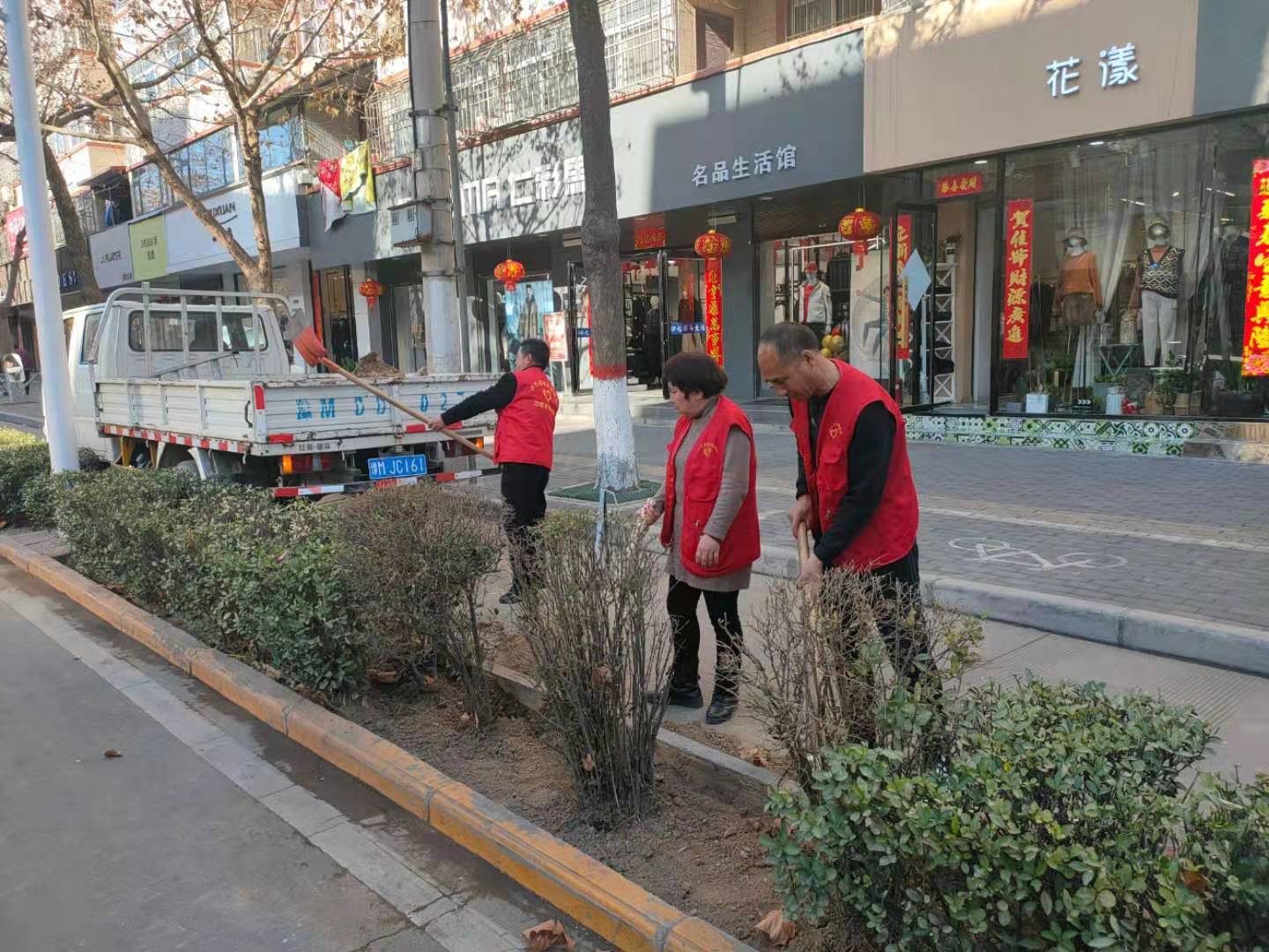 河南省卢氏县城市管理局 清理绿篱 超高土 净化道路美环境 绿化