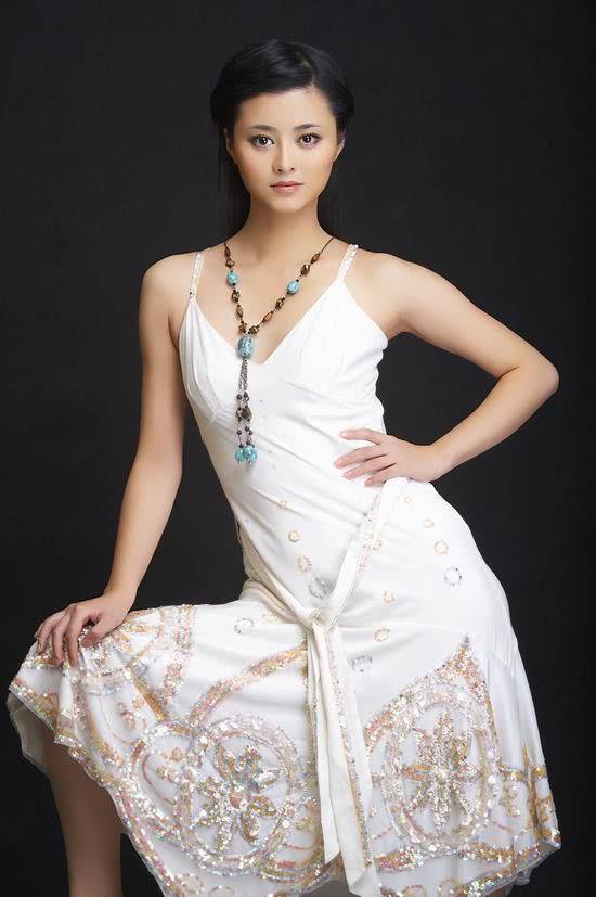 电视剧《沧海》的时候,认识了他后来第三任妻子,同剧组的演员郑卫莉