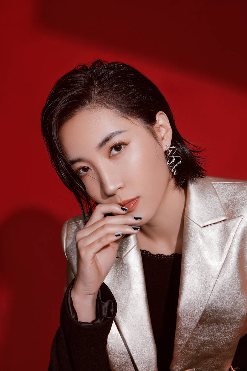 闫鹿杨新写真曝光演绎高级感展十足魅力