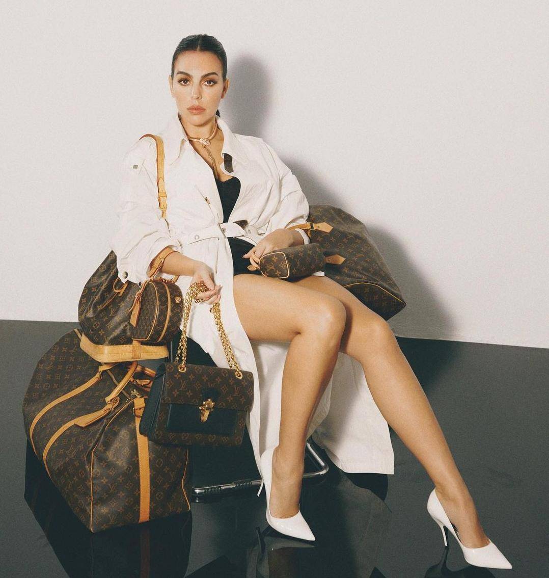 c罗女友乔治娜,登上杂志封面!从售货员到太子妃,她刚满27岁_伊莲娜