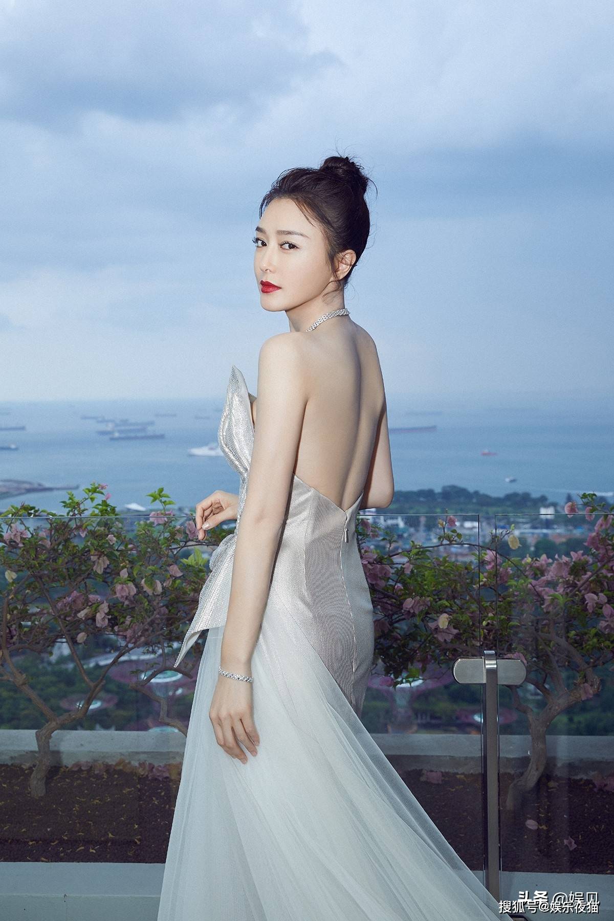 10位女明星的露背造型你认为谁最美