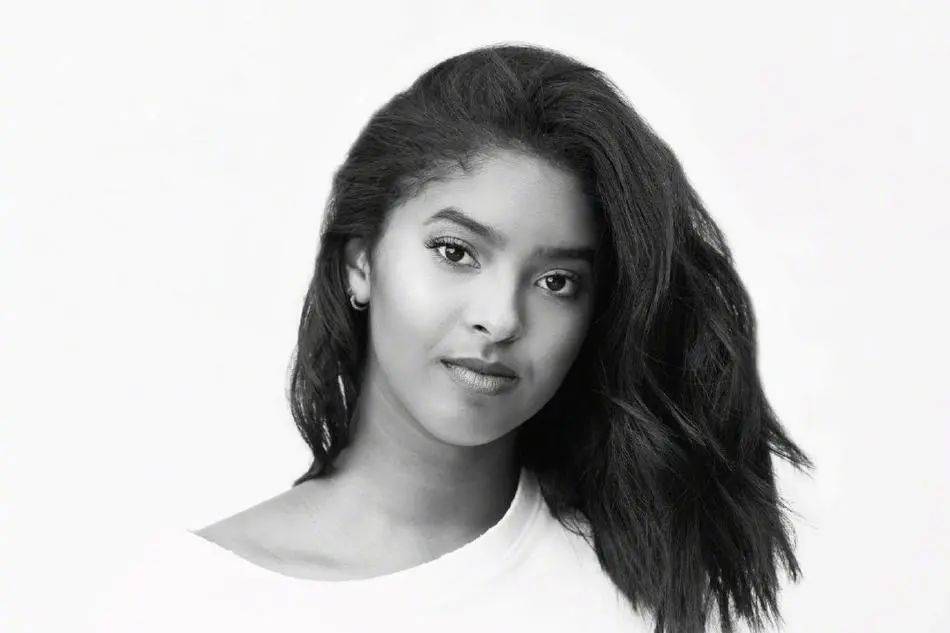 娜塔莉亚的衣品可见一斑,而她本人自身的条件也相当优秀,一头如海藻般