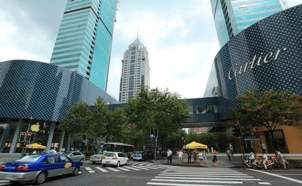位于上海的香港广场：过街走廊成网红打卡地，横跨淮海路寸土寸金