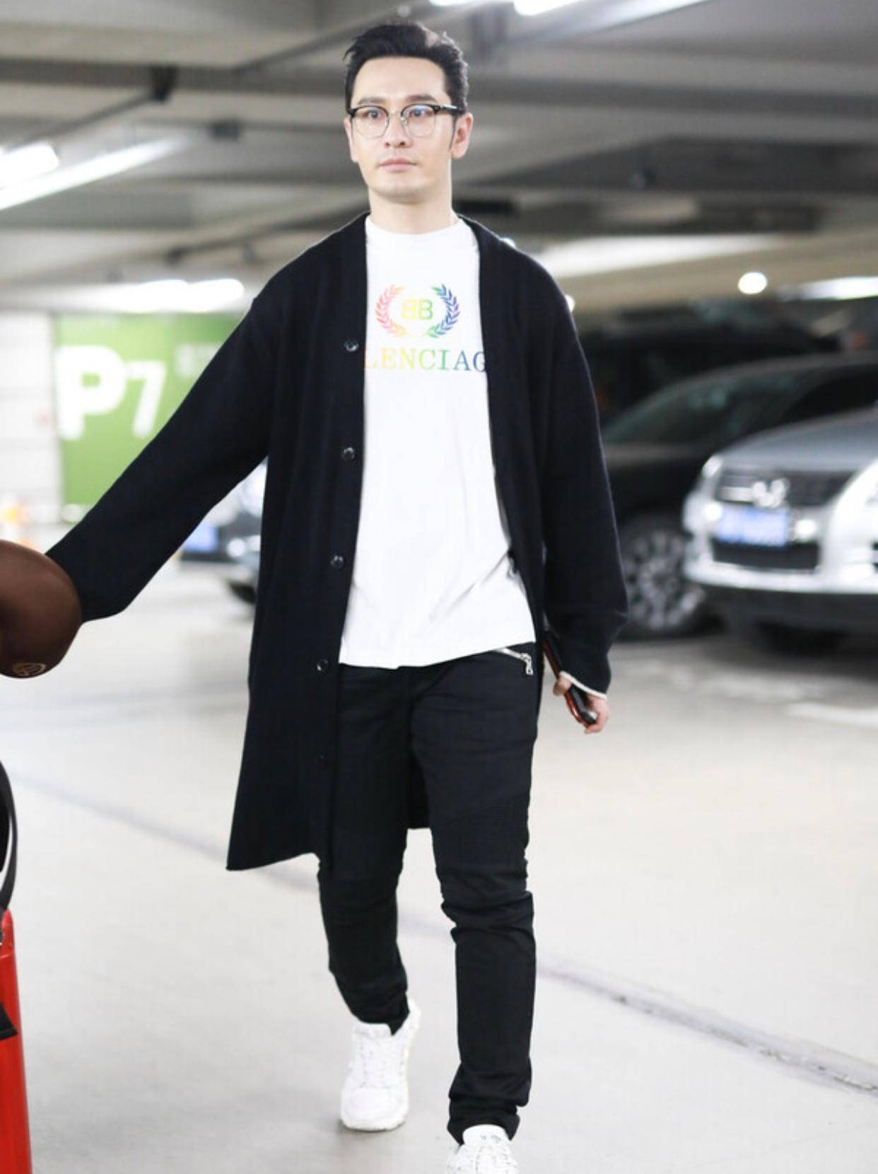 原创黄晓明独自走机场穿脱了线的粉色毛衣显邋遢幸好气质不油腻