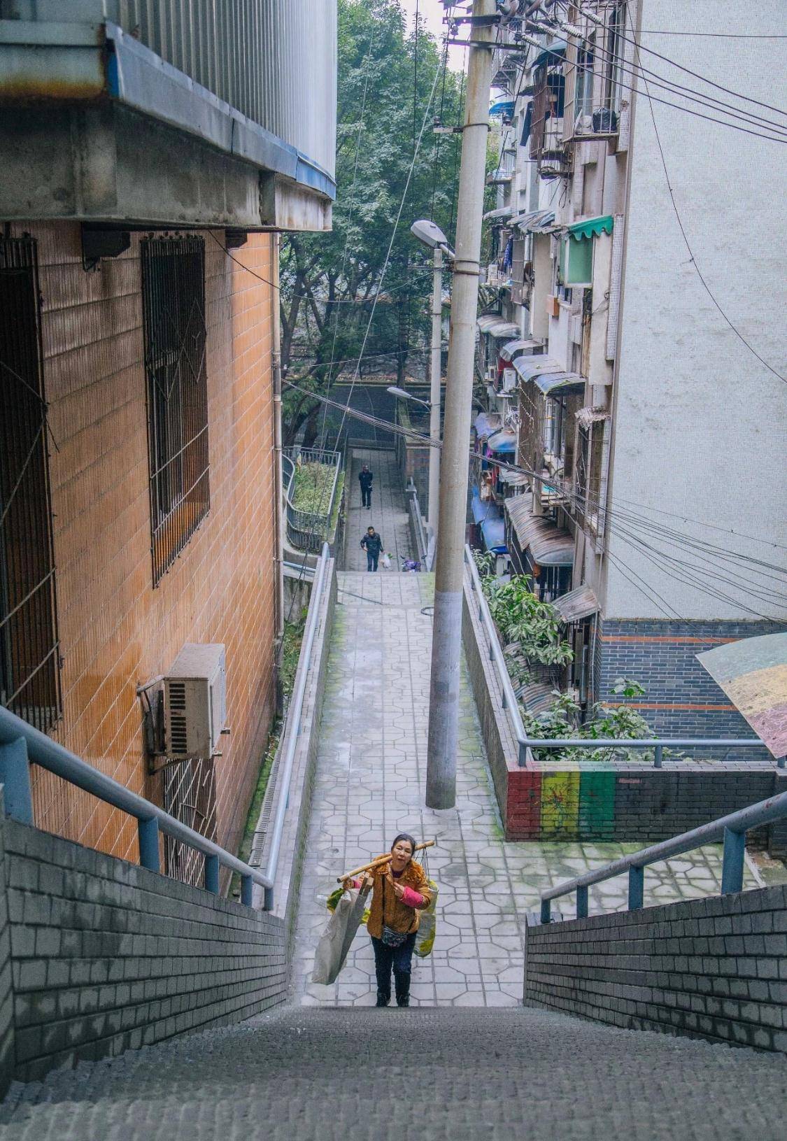 重庆一条百年老街，全长1748米，坡坡坎坎像迷宫，值得推荐