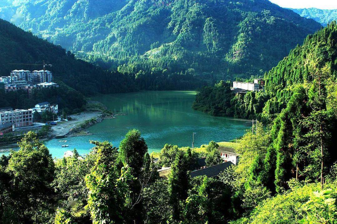 龙门山景区集山景,水景,生景,气景,文景为一体,该山的最高峰为太子城