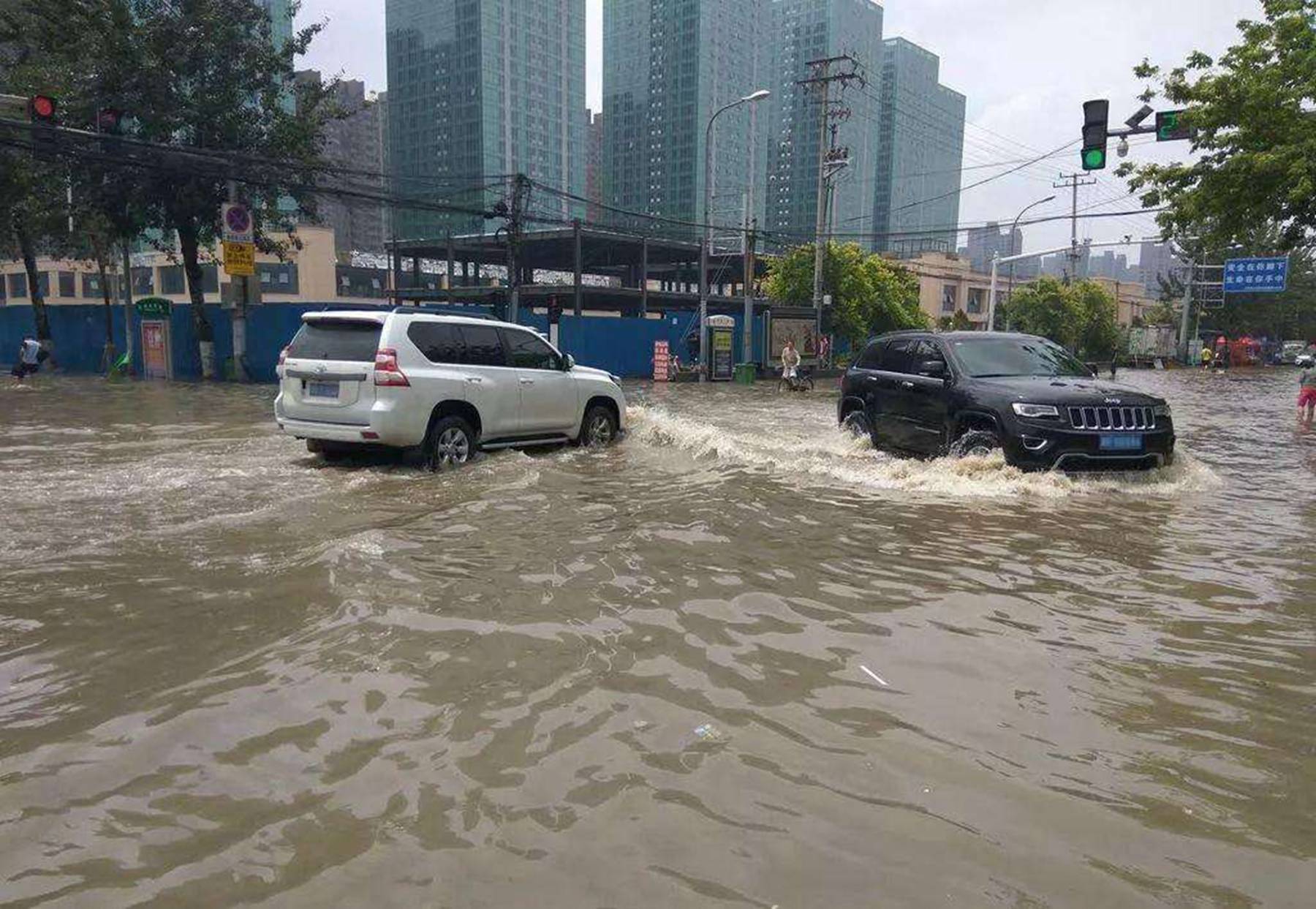 一场暴雨揭开驾考遮羞布30多位学员挂科补考费照收不误