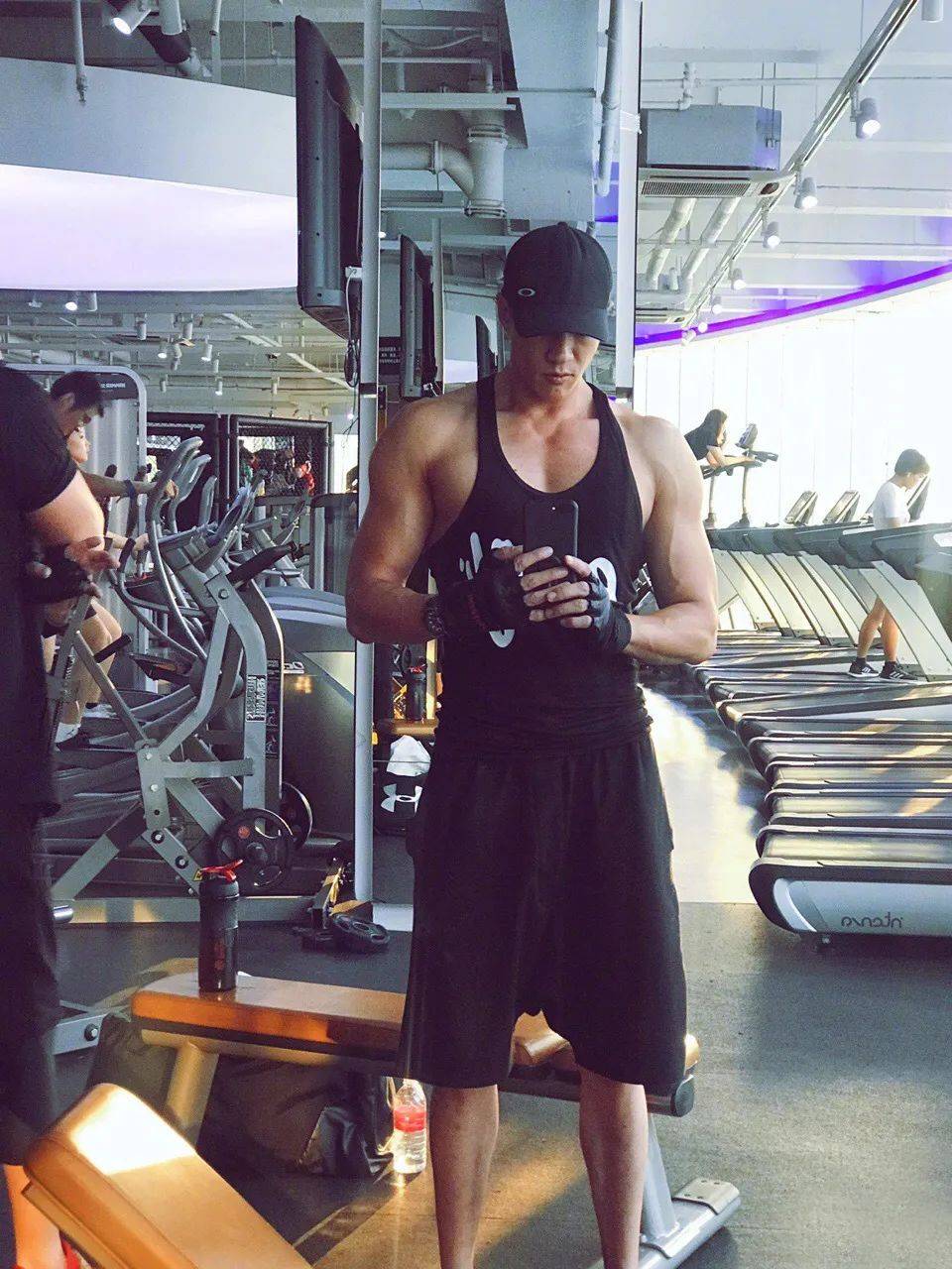 原创45岁何润东时髦造型皮衣牛仔裤很有男人味这身材令人羡慕