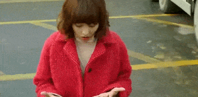 番茄在胸前比划一番很快吸引到了小姐姐▼这波涛汹涌的一幕希望引起她