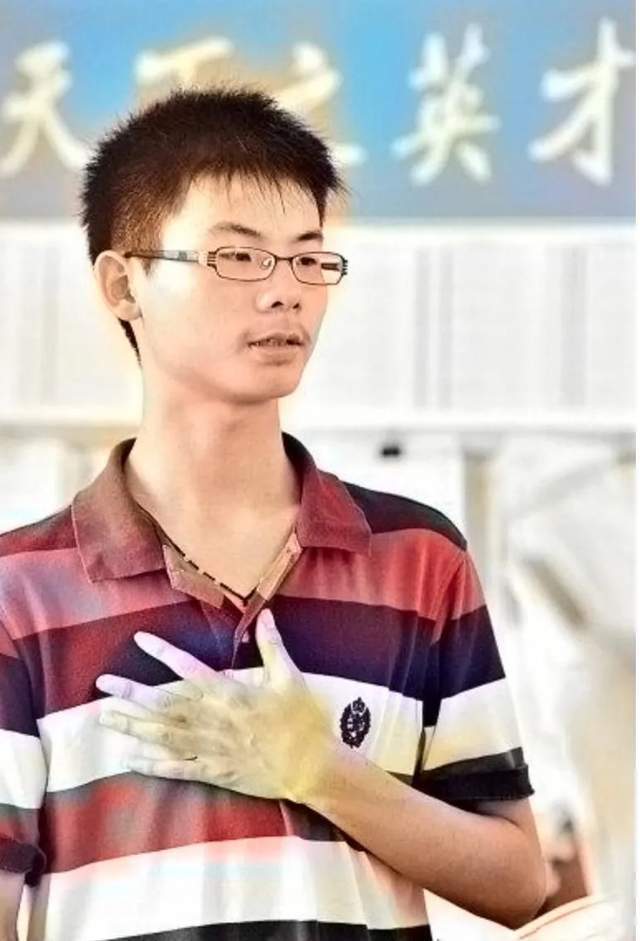 湖北男孩被清华大学"嫌弃",高考"怒斩"700分,后来去哪了_柯曦