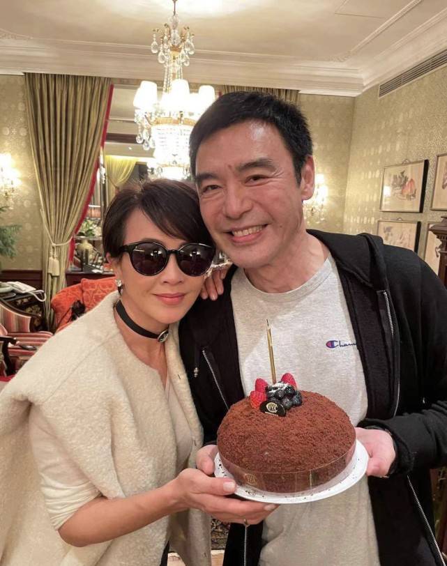 章小蕙前夫如今收获幸福,和现任妻子甜蜜庆生,女儿和继母更亲近