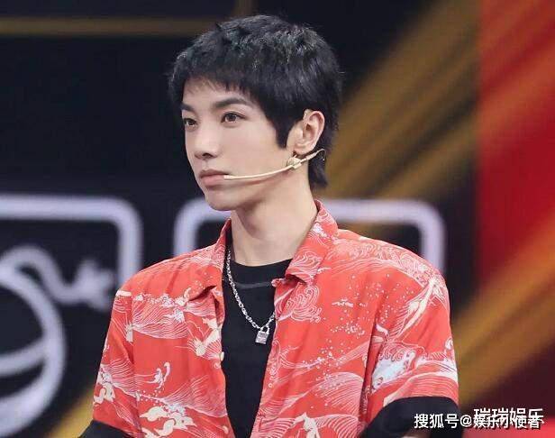 原创华晨宇张碧晨旧情复燃，公开佩戴情侣项链，为女儿健康成长而结婚