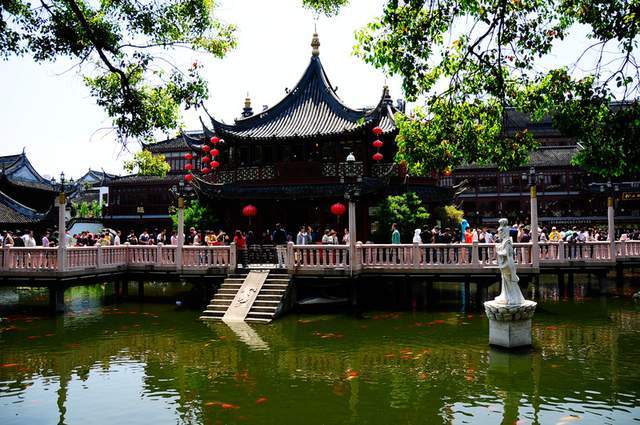 点特产伴手礼,泰康的零卖饼干,新雅的粤菜和广式点心,燕云楼的片皮鸭