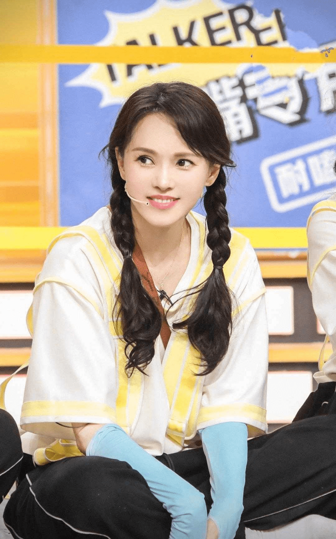 首先来看伊能静的发型是很减龄的,这种双麻花辫的造型看上去特别可爱