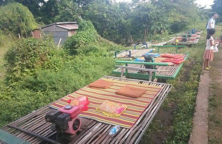 柬埔寨奇特“竹火车”, 铺竹席就是硬座, 铺毛毯就是软卧