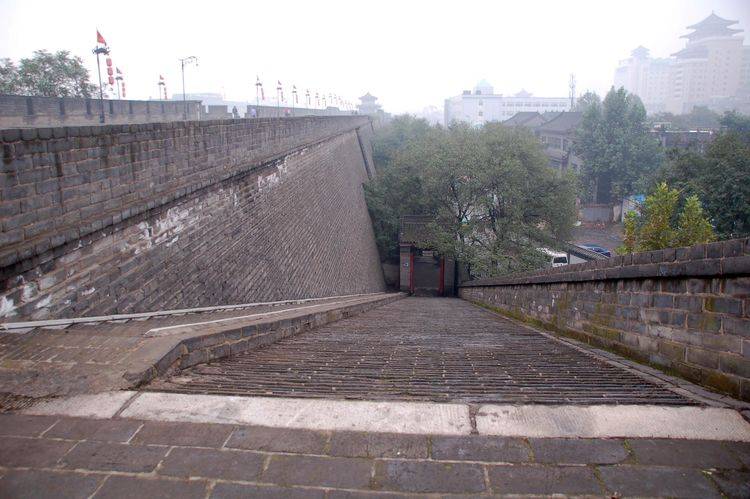 西安城墙吸引力有多大，美女采取这种方式爬城墙，爬到一半腿发软
