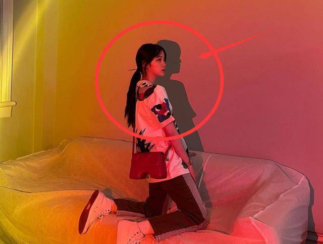欧阳娜娜站落日灯下自拍,影子未修图亮了,原来这才是她真实模样