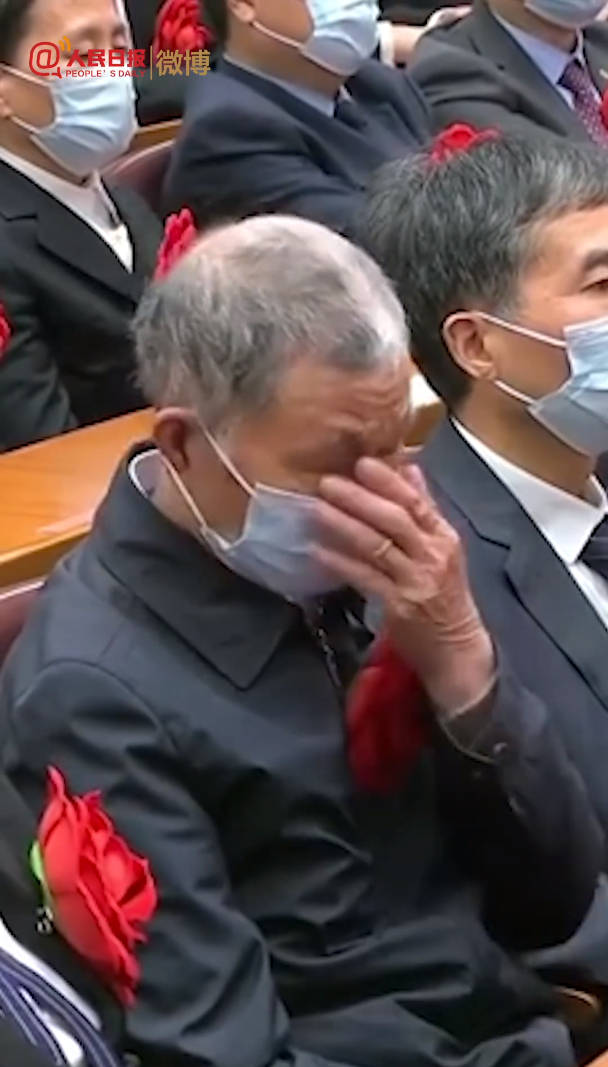 黄文秀父亲听到女儿名字眼中含泪-搜狐大视野-搜狐新闻