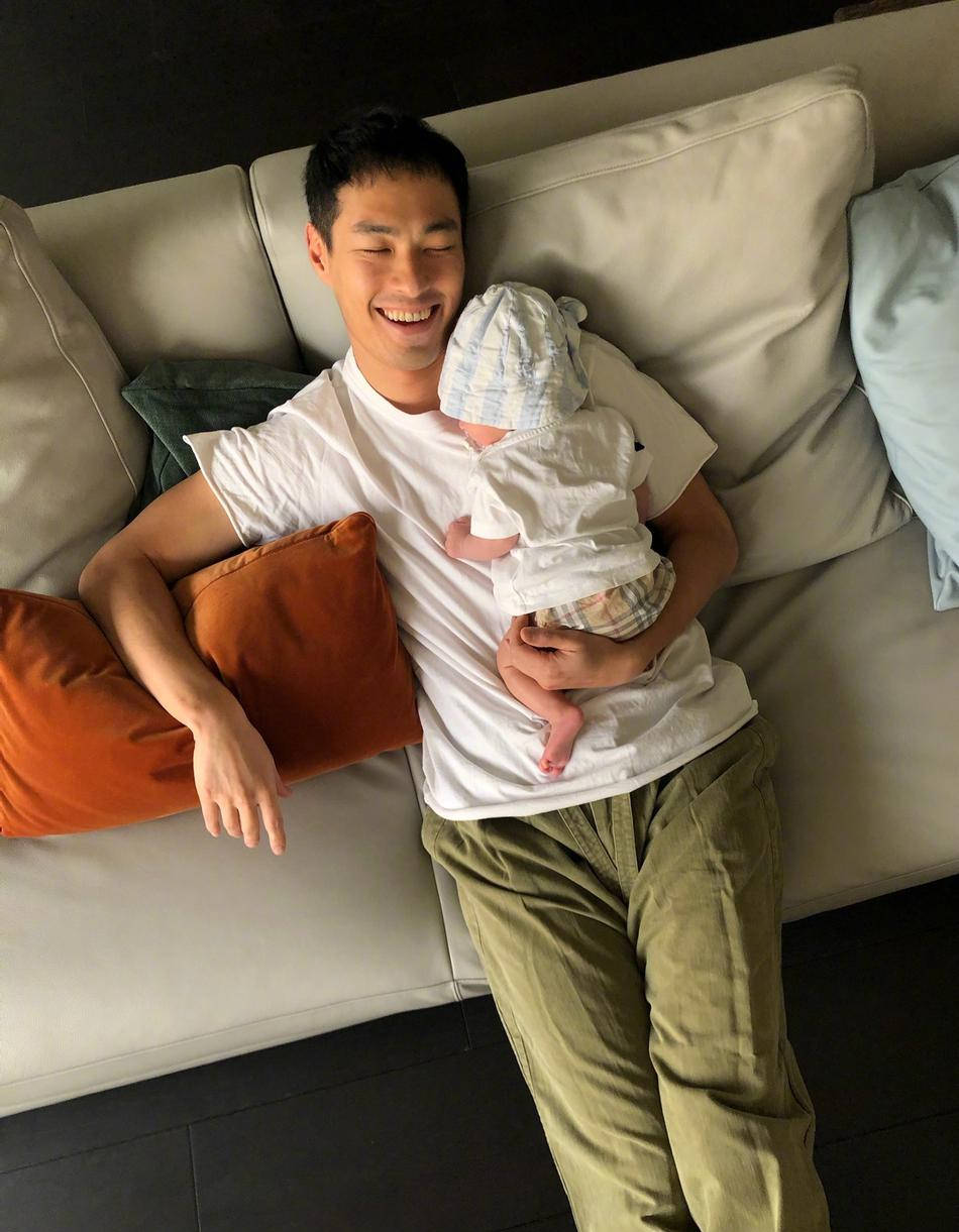 奶爸杨祐宁晒怀抱女儿照片 一脸幸福笑容惹人羡慕-搜狐大视野-搜狐新闻