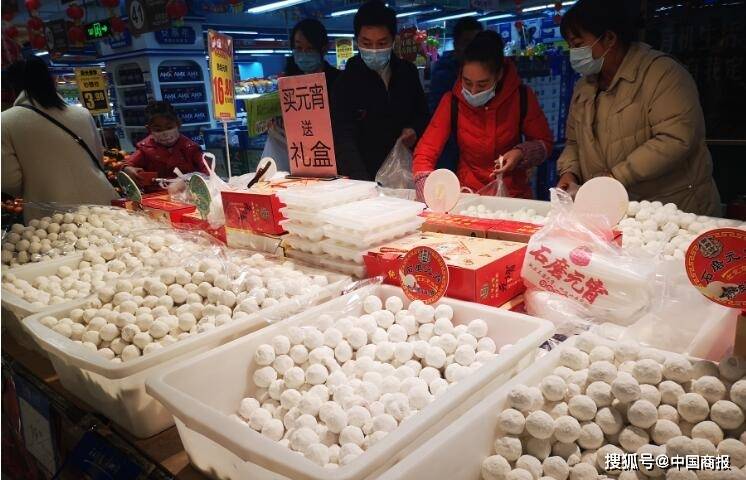 时值中午,尽管超市内消费者不是很多,但元宵汤圆类商品的冷柜及摊位前