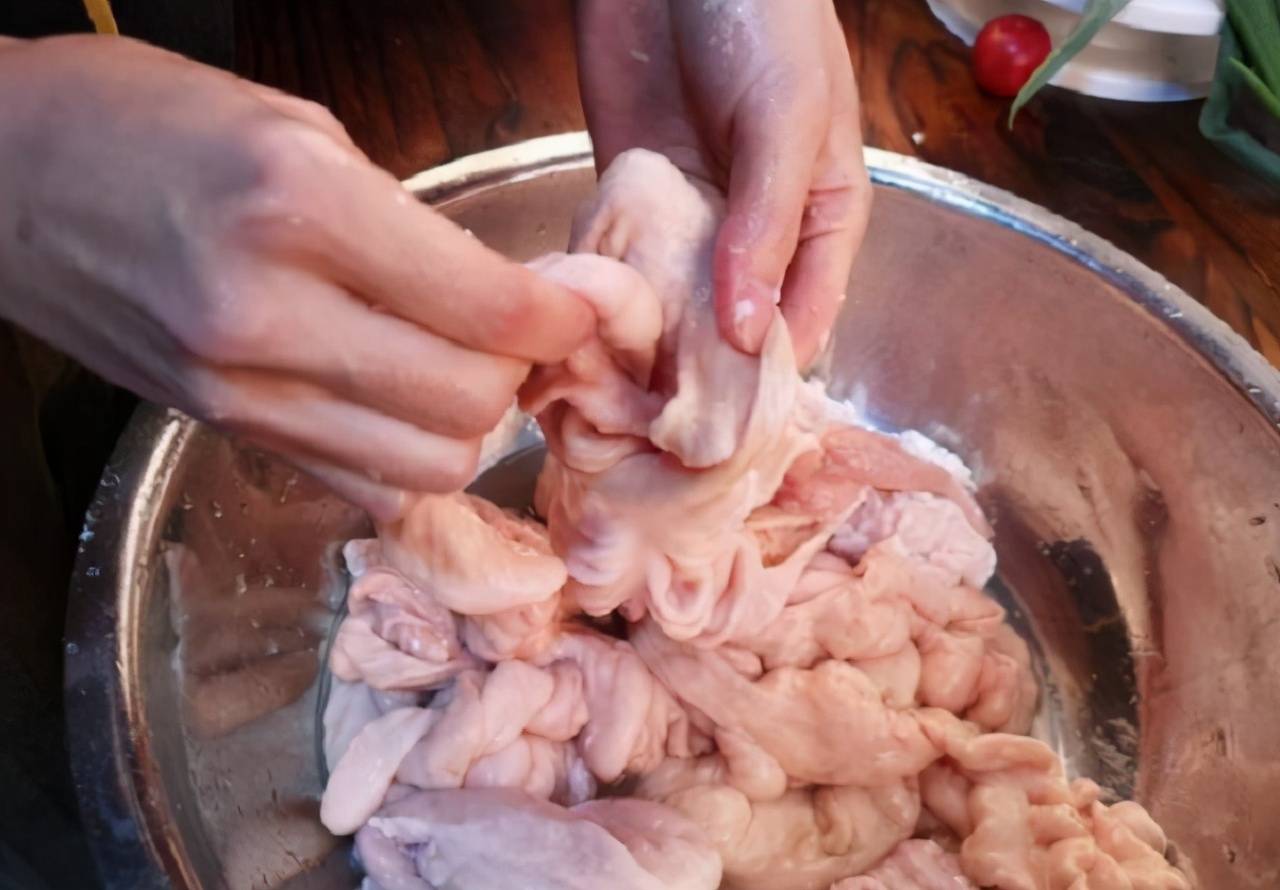 我们都知道,肥肠带有很厚重的异味,若是没清洗干净的话,吃着是不放心