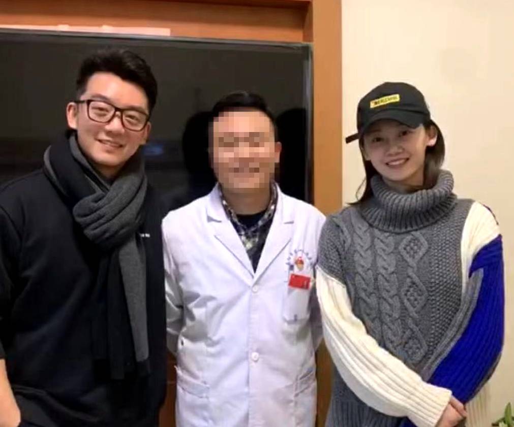 郑凯苗苗回老家,苗苗素颜上镜,网友直呼素颜比电视好看_郑恺苗