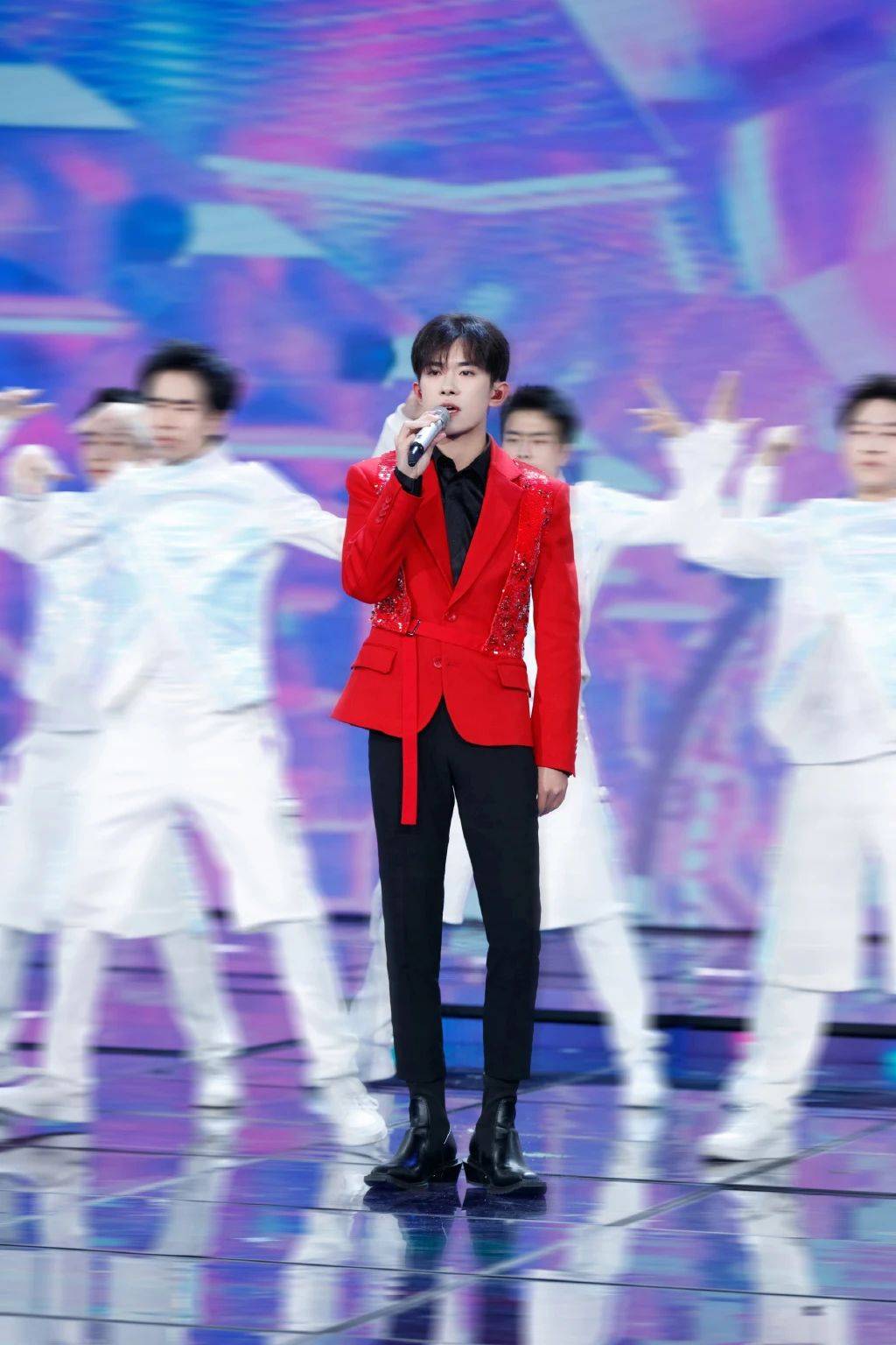 易烊千玺元宵节晚会壁纸已送达和千玺一起唱响青春的旋律