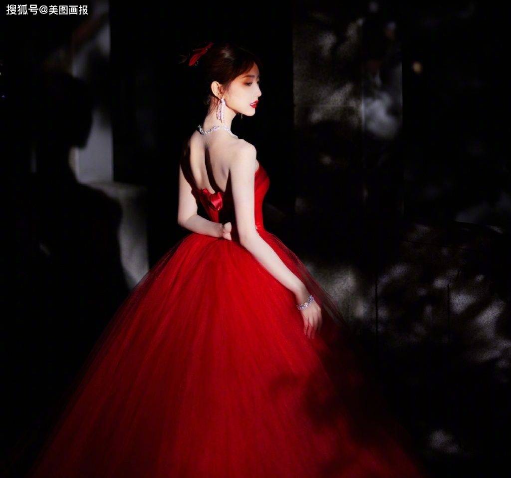 毛晓彤雨中看花写真集