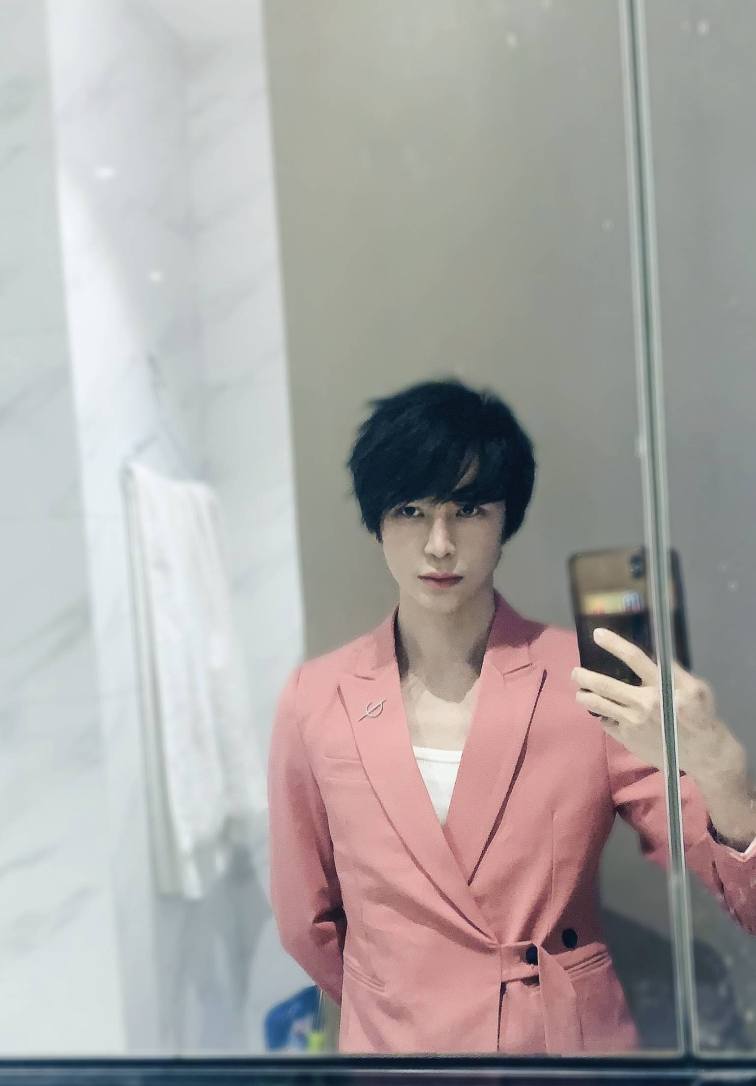 陈奕天粉红西装比耶帅气自恋自拍惹粉丝哇哇叫