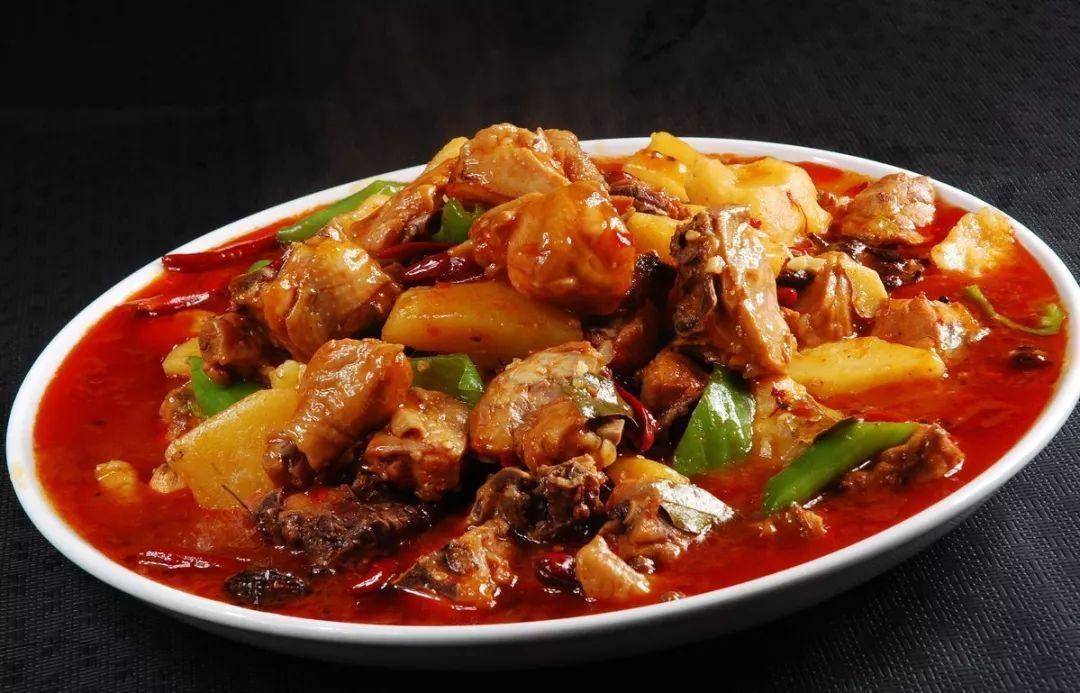 大盘鸡是新疆地区名菜,原材料是鸡块和土豆,配菜有洋葱,青椒之类的,搭