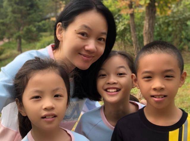 她是安徽卫视一姐,也是郭德纲不敢"招惹"的女人,老公身份成谜_周群