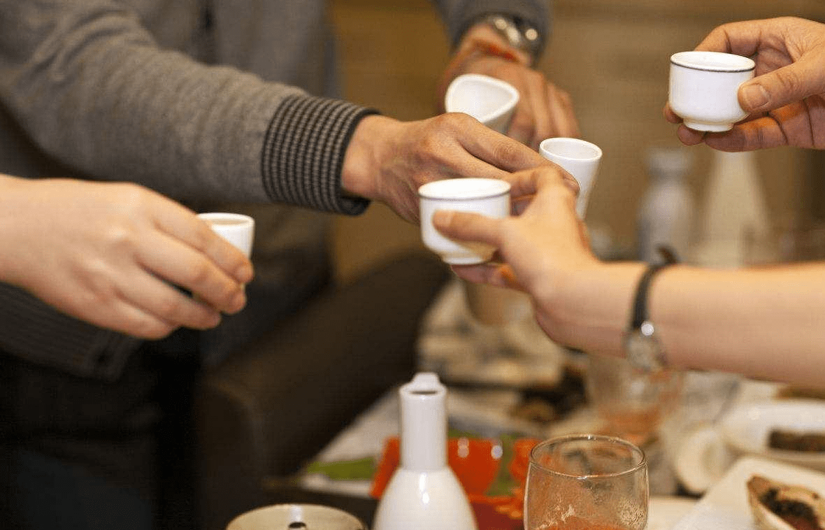 酒桌上被反复劝酒这感觉比醉酒后更反胃