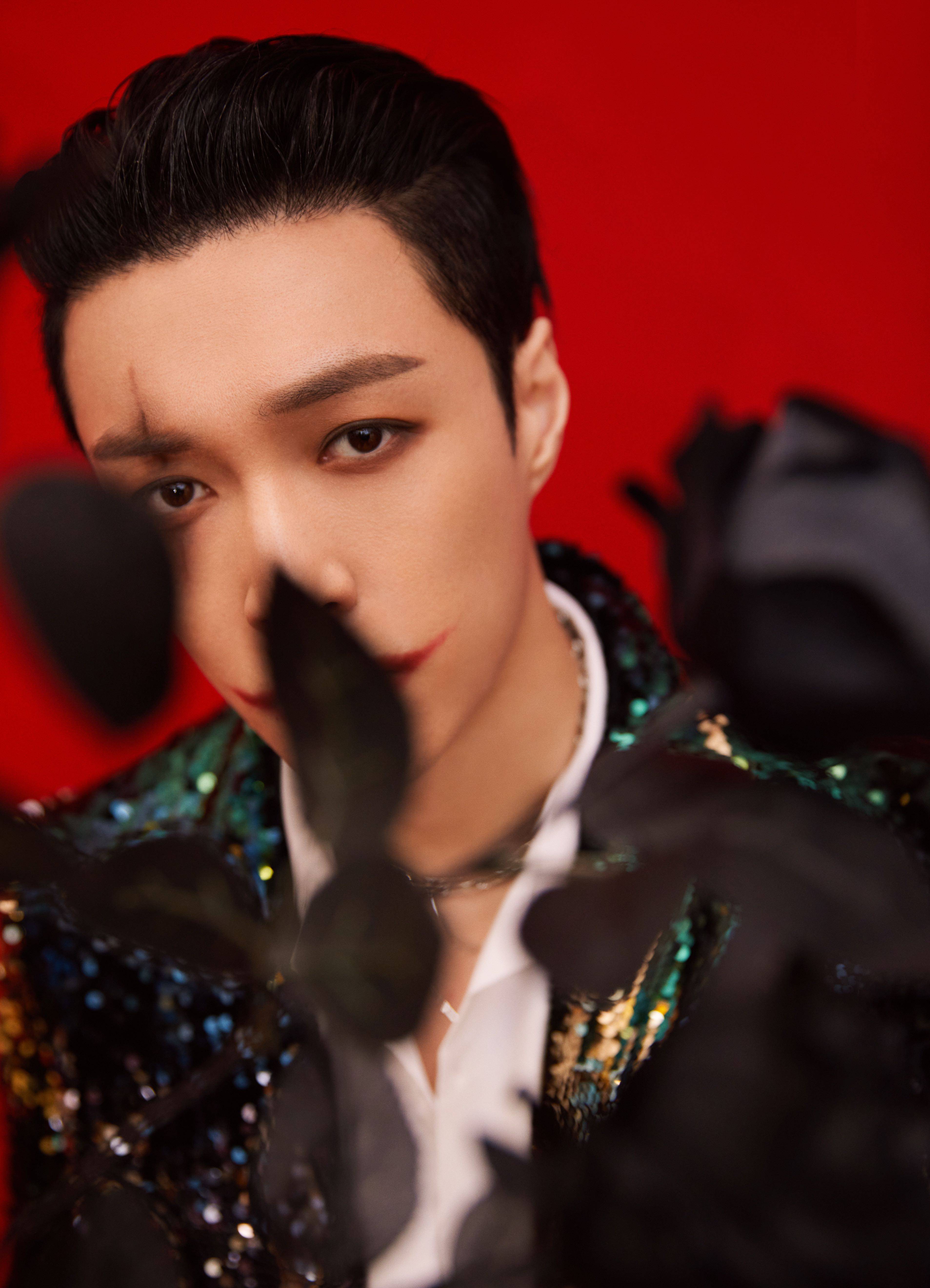 张艺兴joker唱跳舞台首秀独特编排诠释颠沛困境