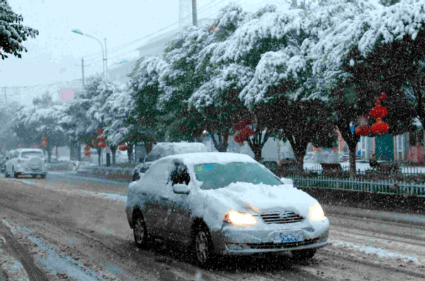 還有很多人喜歡在有積雪的車上畫畫,實際上雪中摻雜著灰塵,在畫畫的