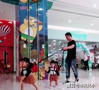 原来的“爸爸爸爸”带着三个妓女出了街,红了。爸爸:我觉得我的人生达到了巅峰