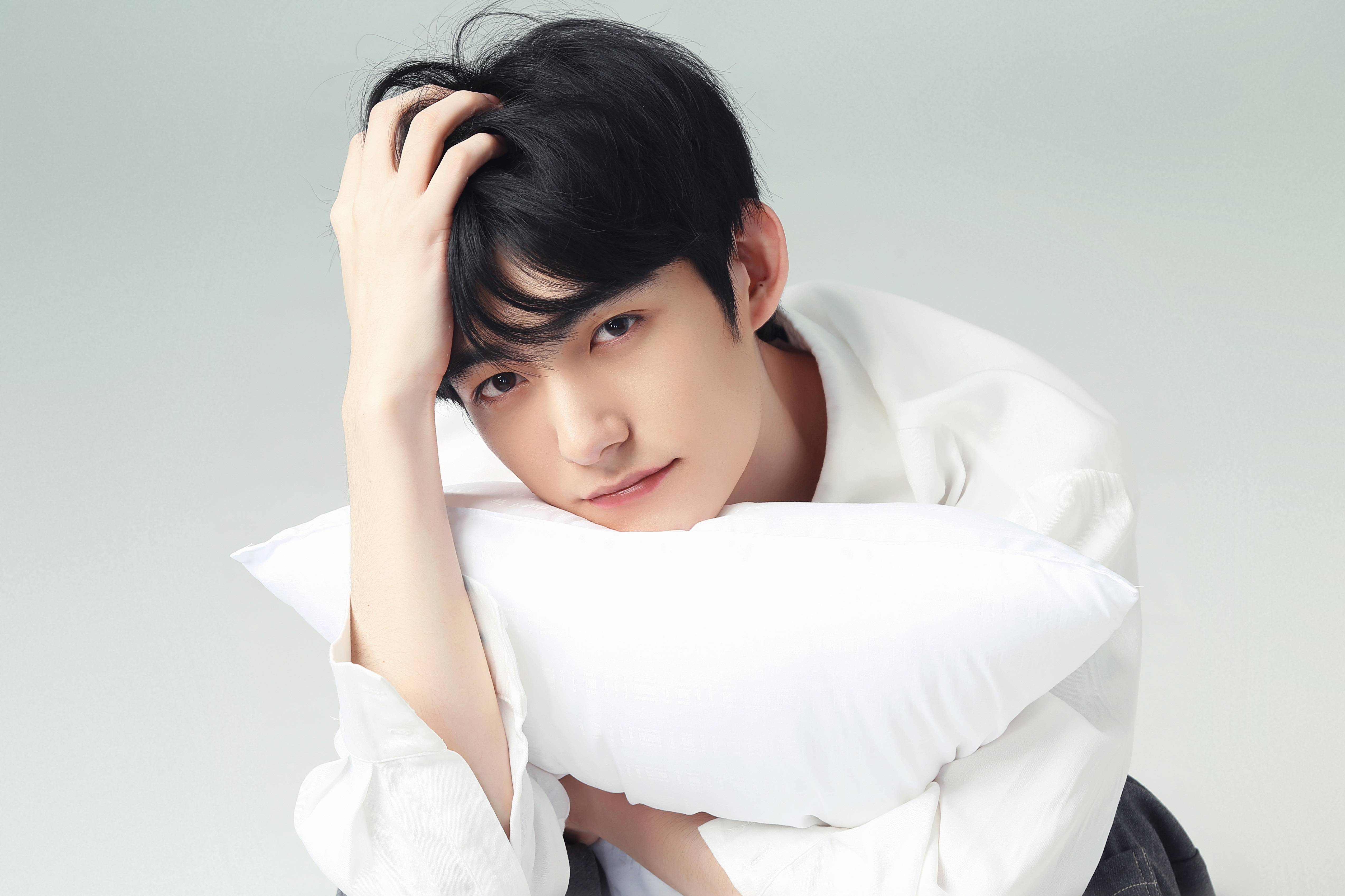 马浩东白衣写真眼神单纯温暖治愈网友直呼想嫁