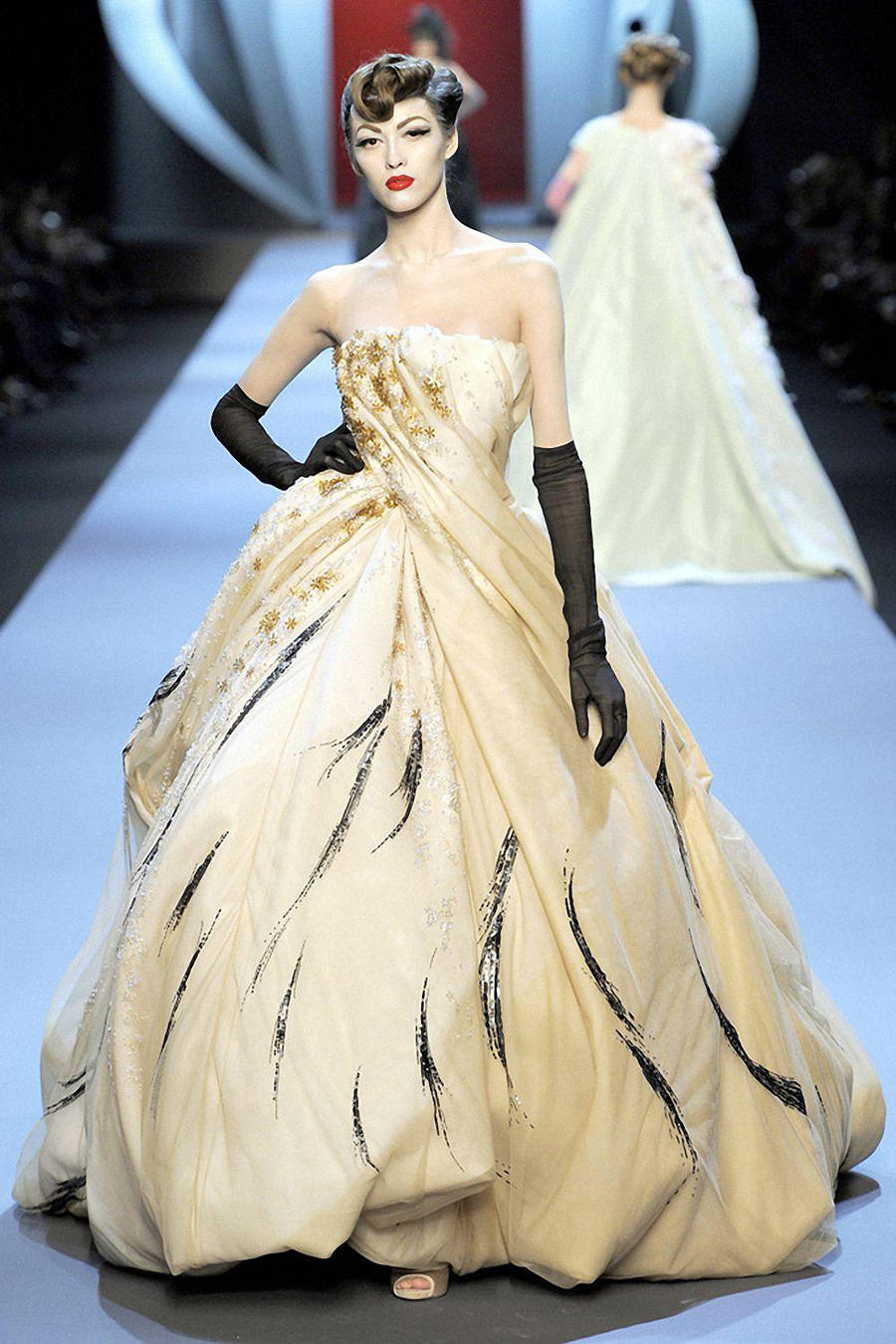 例如迪奥高定秀场的外套,大多数都采用的是丝绸面料,让模特们个个优雅
