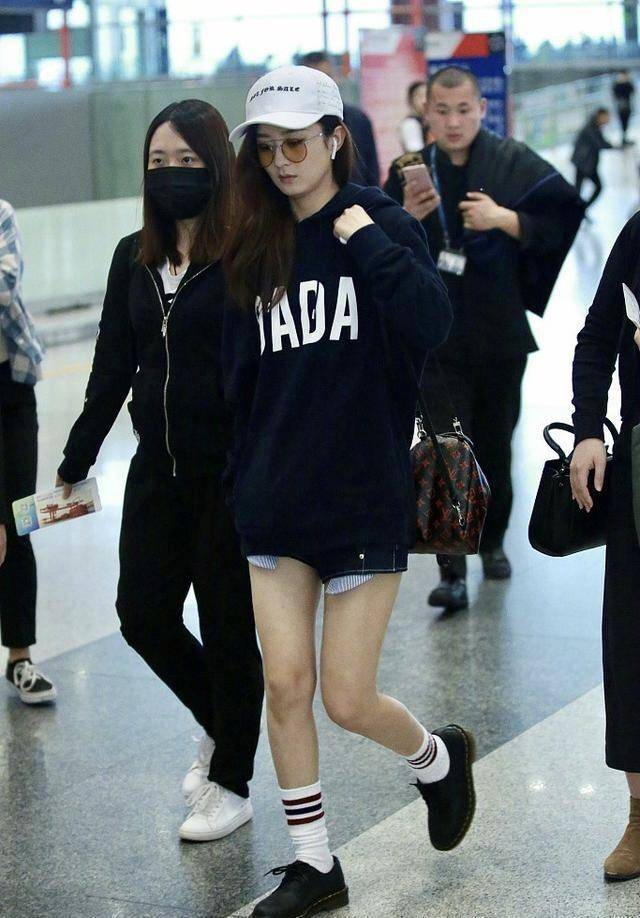 原创赵丽颖不愧是时尚辣妈穿一件卫衣搭配牛仔短裤少女感扑面而来