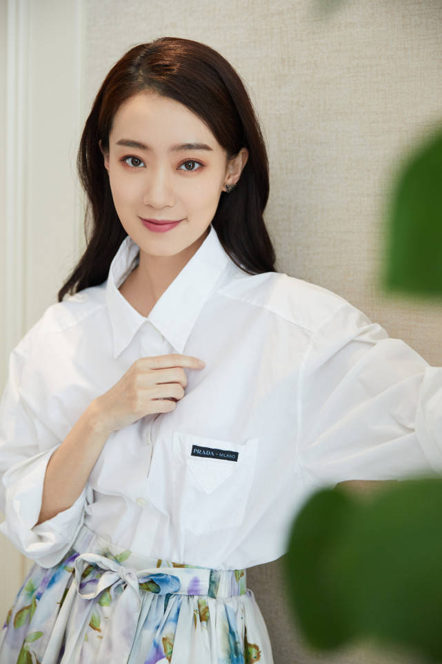 原创35岁张小斐素颜照曝光在片场与粉丝合影状态极佳网友感叹像17岁