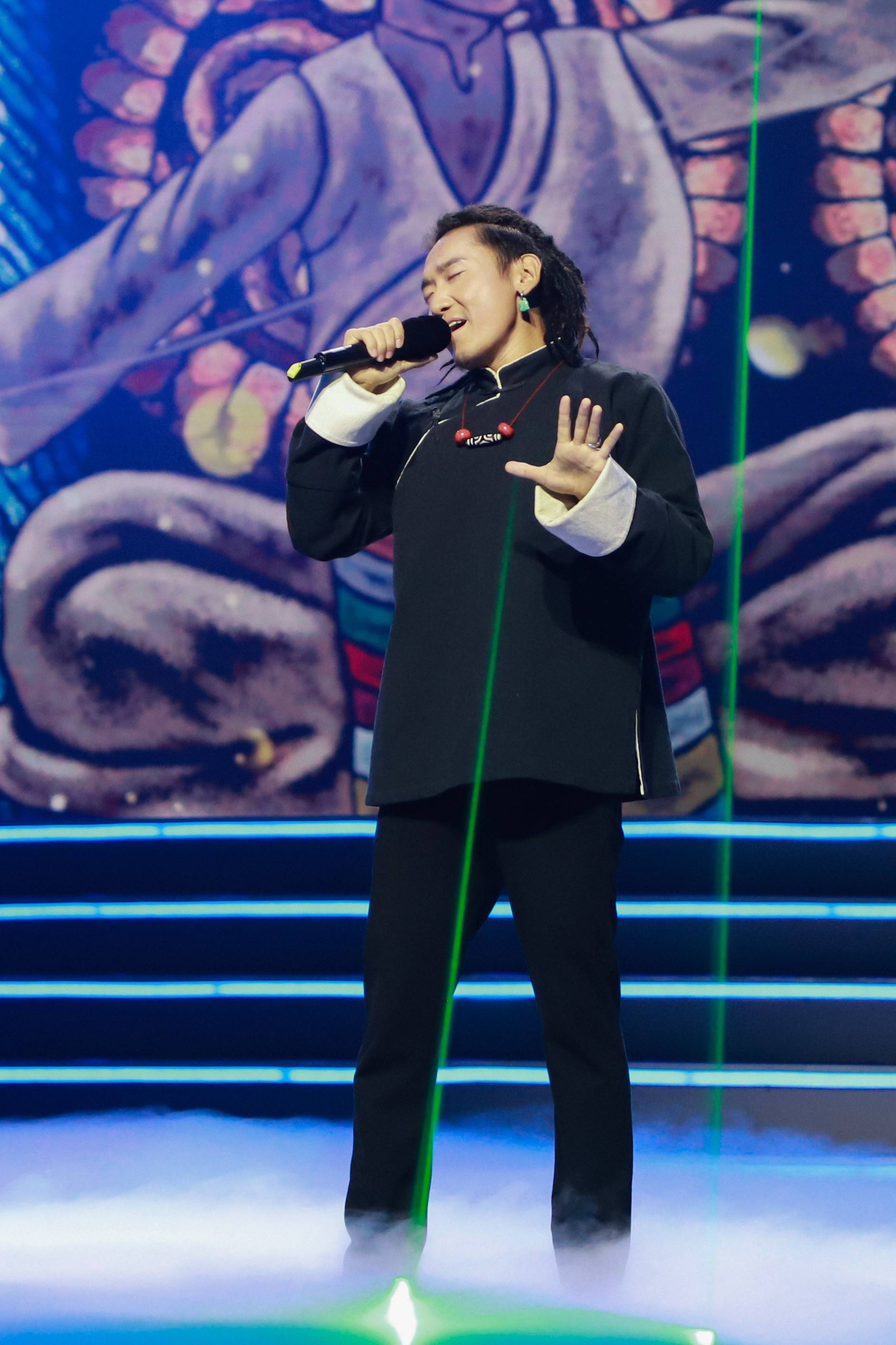 扎西平措亮相康巴卫视藏历年晚会献唱原创歌曲阿妈的手为民族音乐发声