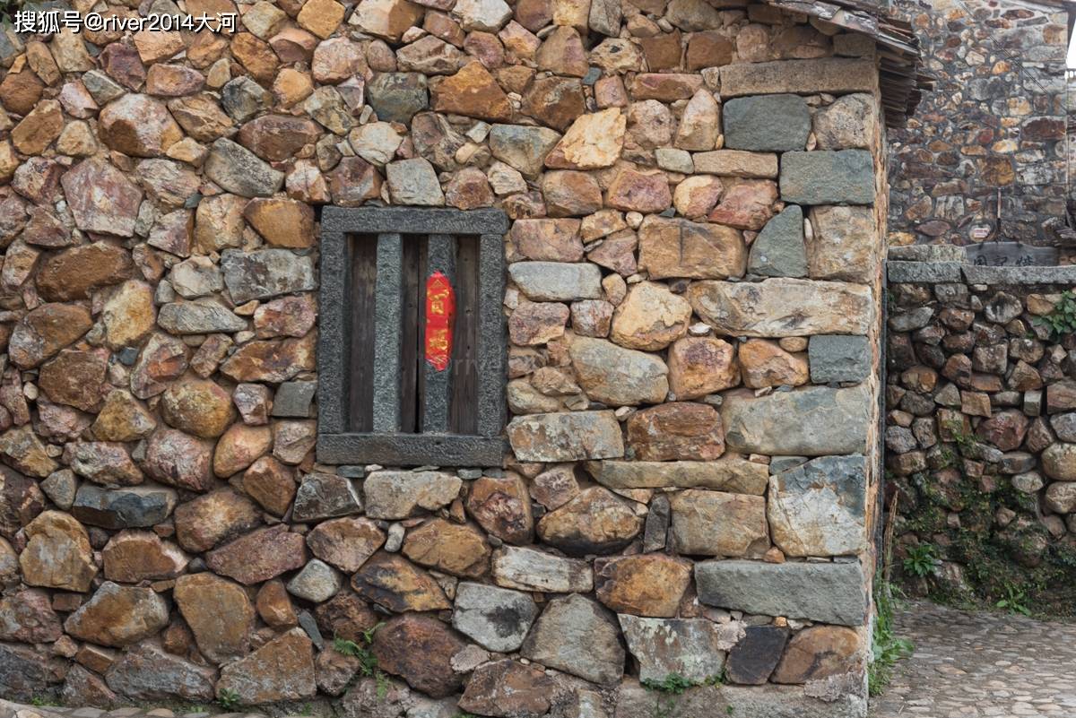 福建这座小村房子用石头砌成，美如童话世界