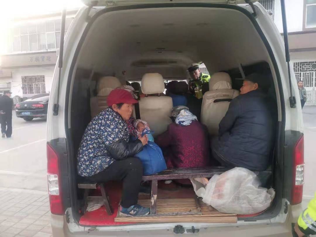 江苏徐州一面包车竟然拉了18人,胆太大了!