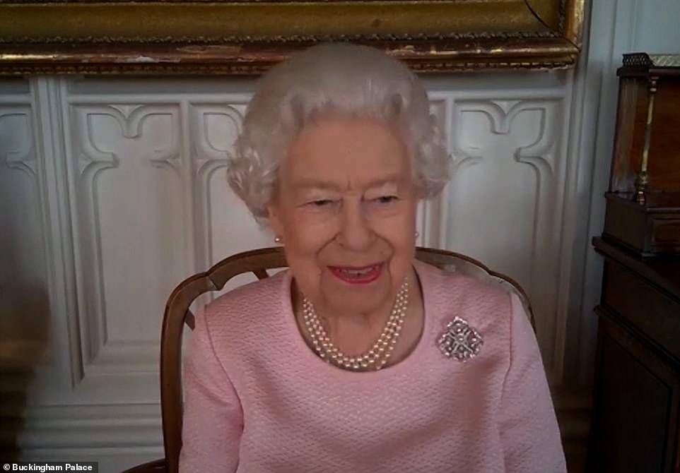 94岁女王穿樱花粉营业很从容，未受丈夫病重孙子埋怨影响，梅根太小家子气