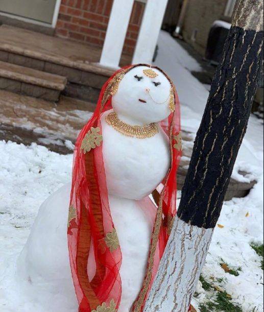 印度姑娘首次见到雪，堆了个雪人让人忍俊不禁，有个亮点叫人大赞