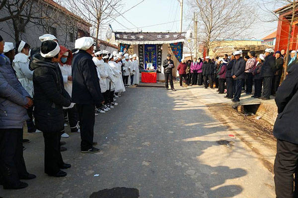 原创奶奶去世两年爷爷就要找老伴向后一步是孤独向前一步是麻烦