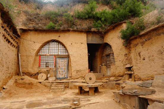 陕西一座古村被选为电视剧的取景地，陕北人真的睡在山洞里？
