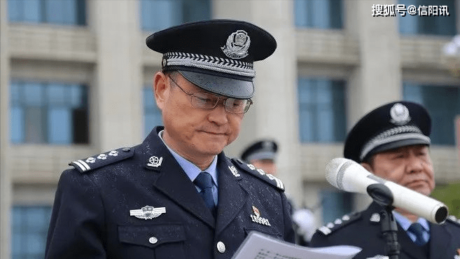 罗山县公安局举行庆祝三八妇女节荣誉表彰暨第三次升国旗仪式