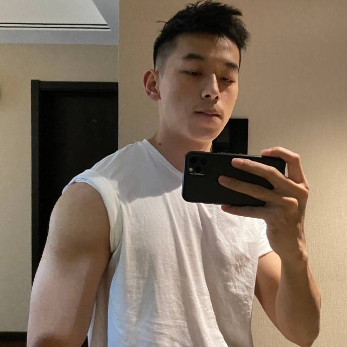 中国民航大学走出来的高颜值空少满身肌肉不停塑造